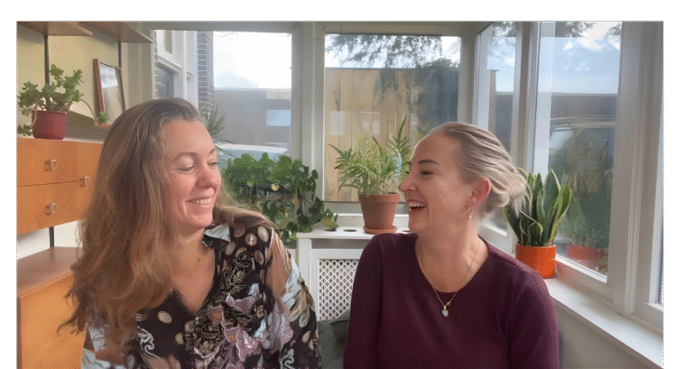 Suus en Shanna lachen samenwerken energie reset